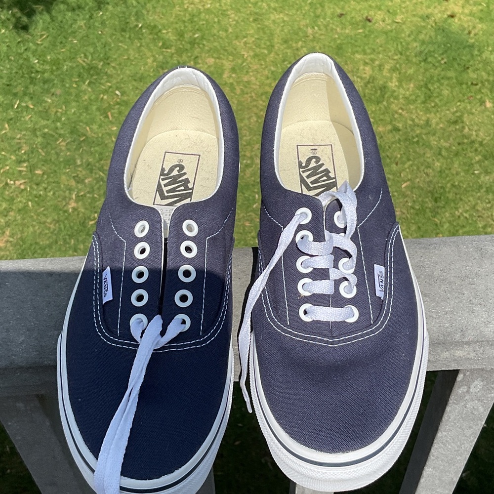 Vans Men’s 8.5 New Never worn Navy Canvas Low-Top Sneakers with White Laces - Picture 3 of 3